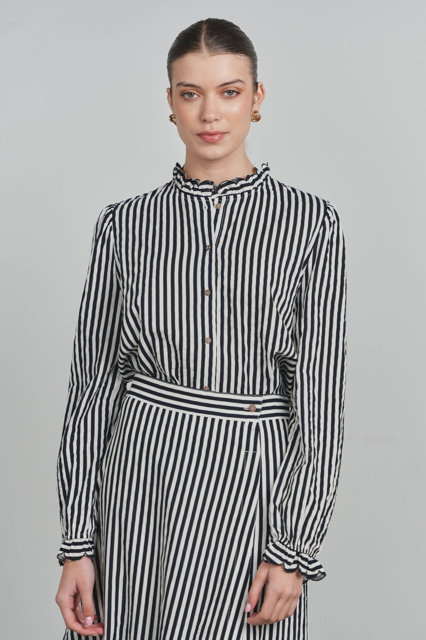 POINT RUFFLE BLOUSE