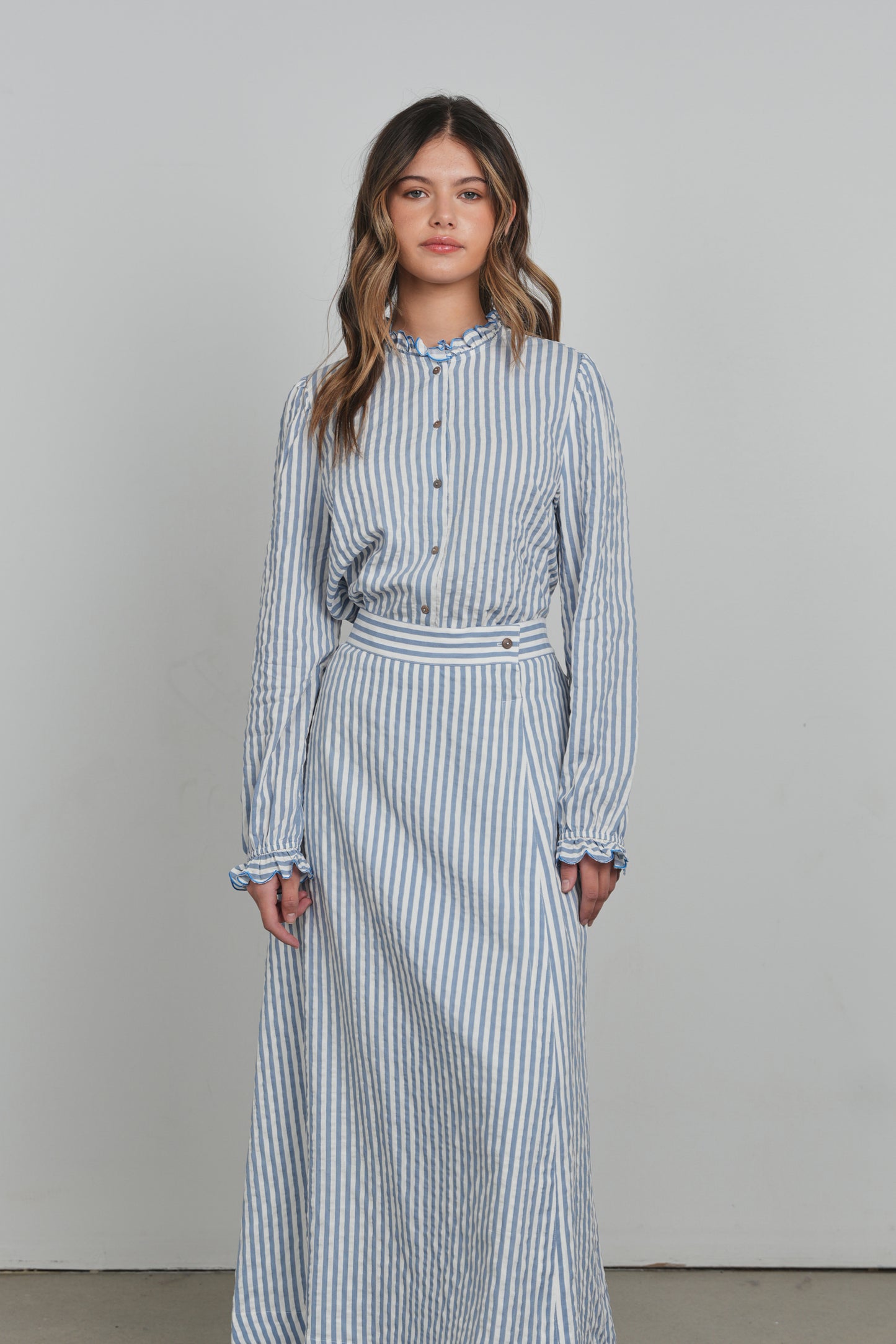 POINT RUFFLE BLOUSE