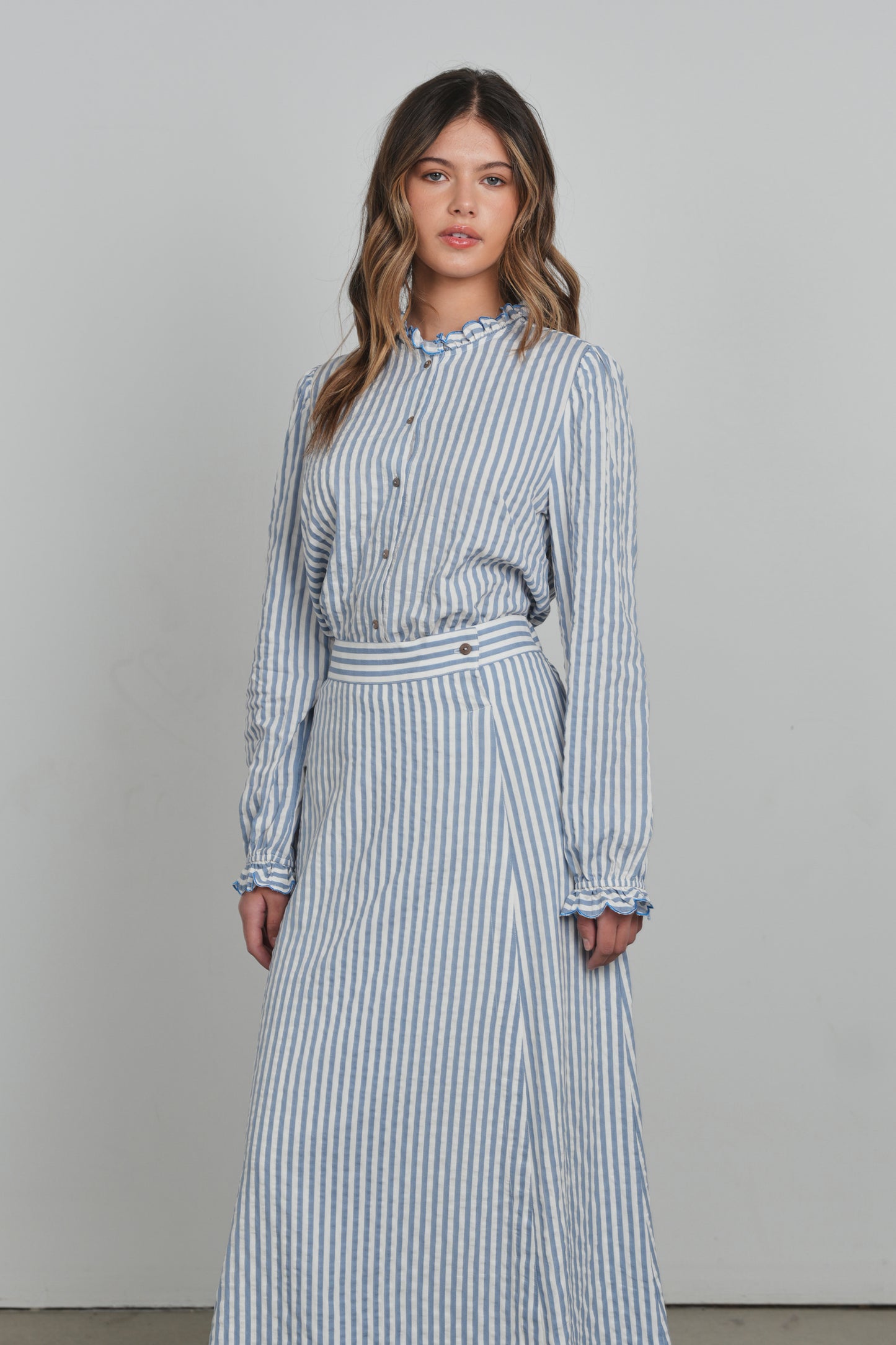 POINT RUFFLE BLOUSE